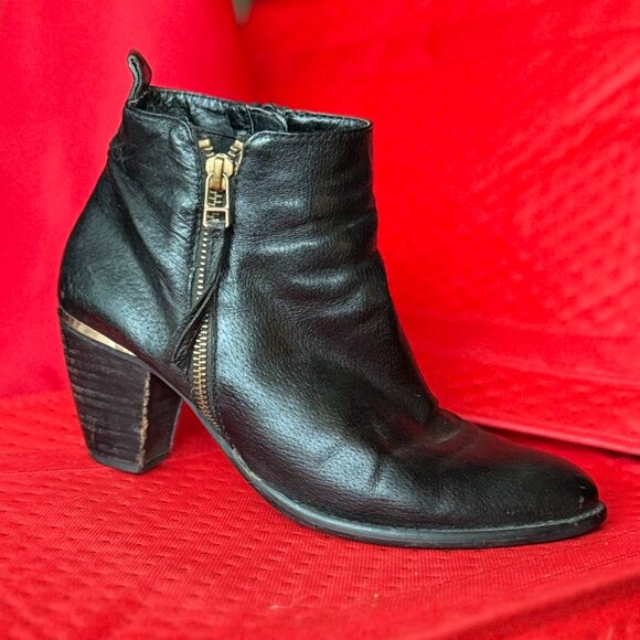 Women’s Steve Madden Black Leather Ankle Boot with Zipper Detail (W US9) - Picture 1 of 7
